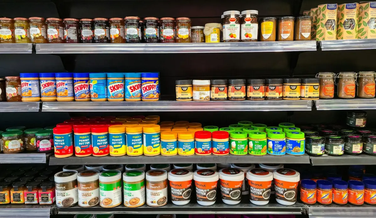 Góndola ordenada con productos empacados