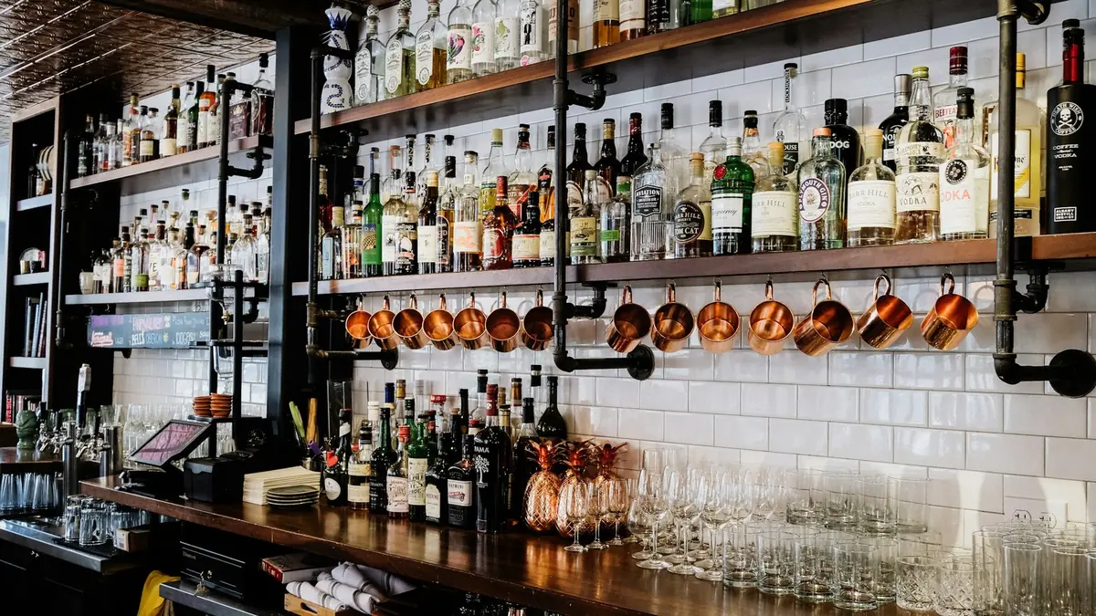 Barra de bar con licores y copas