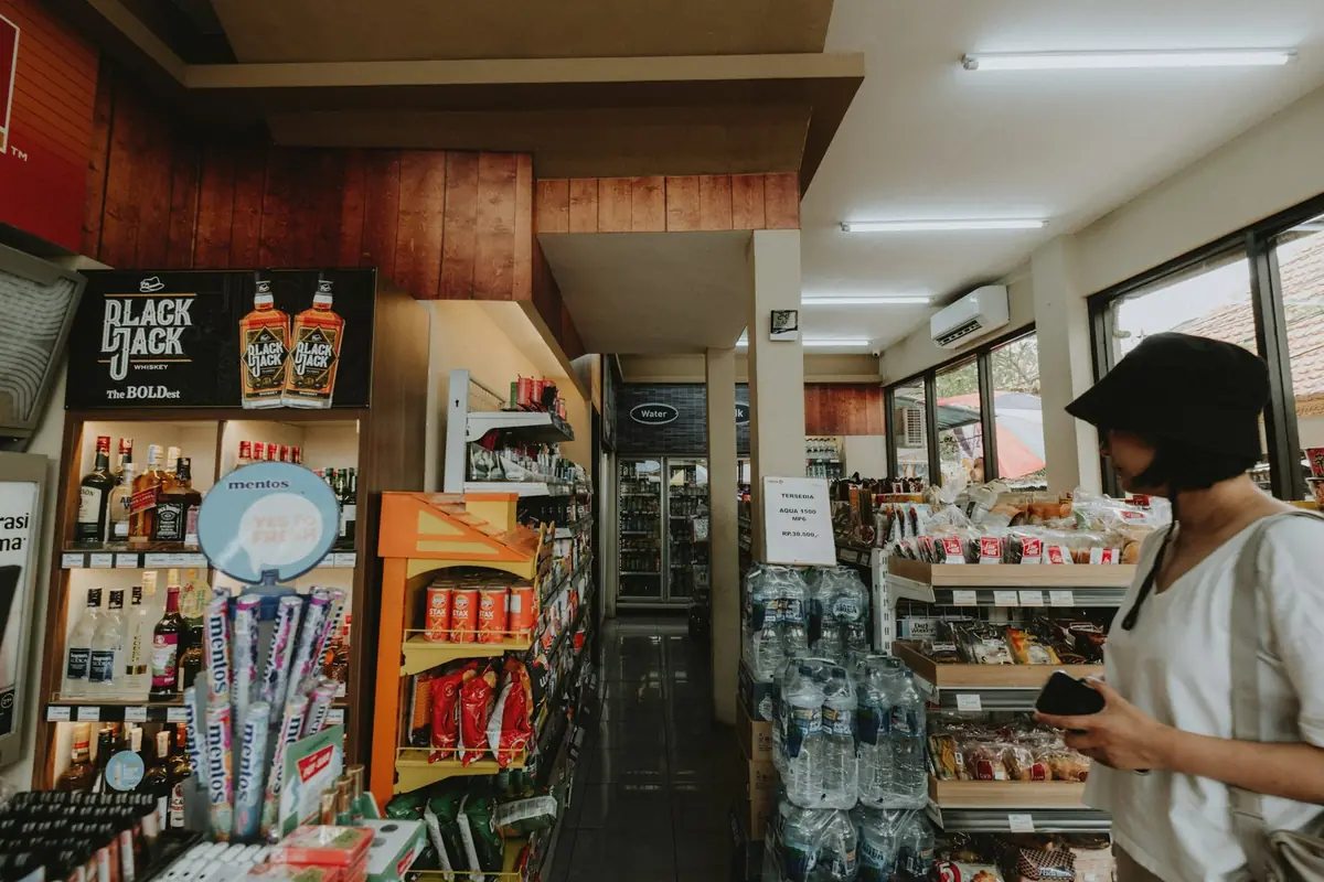 Pequeña tienda de conveniencia con productos empacados