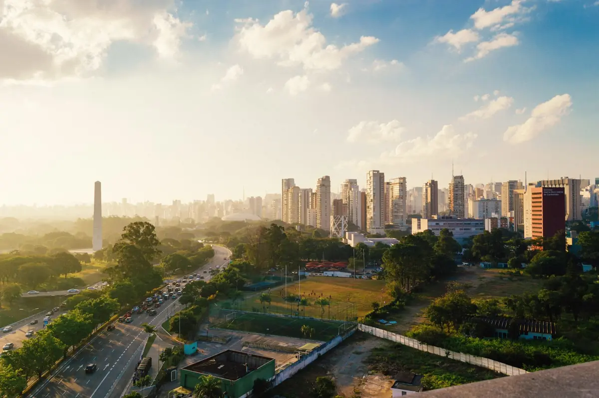 Skyline de ciudad soleada