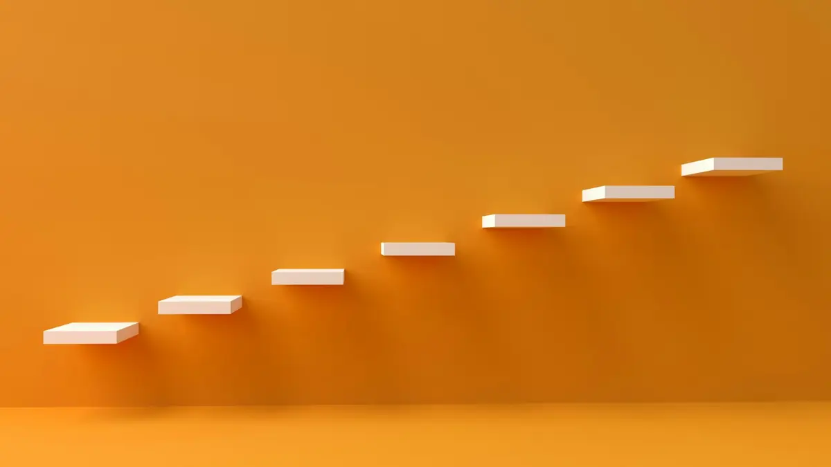 Escalones blancos que suben sobre una pared naranja