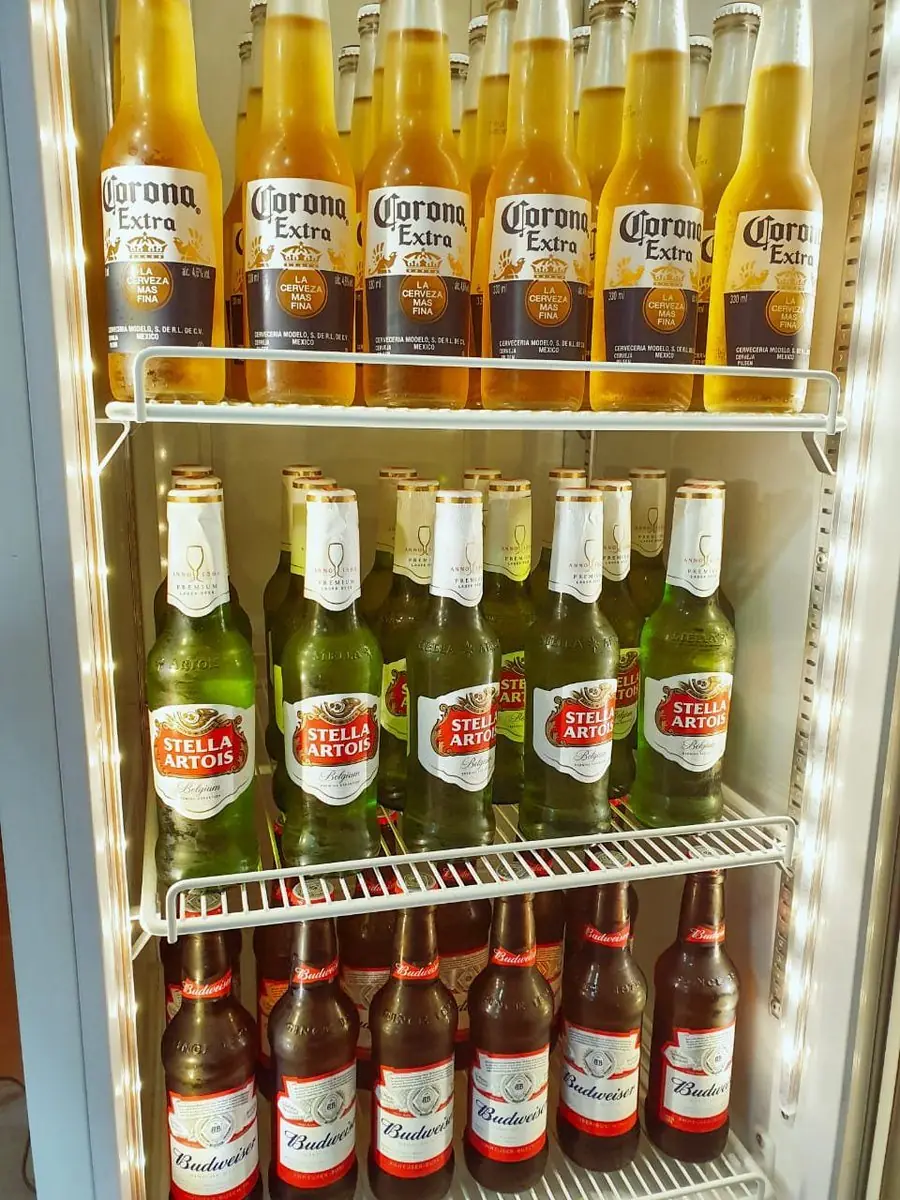 Refrigerador de cerveza en la tienda