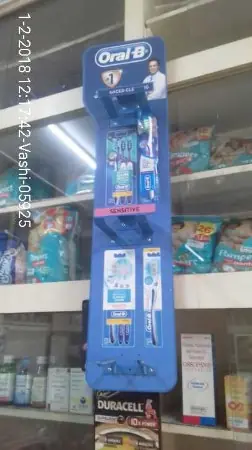 Material de punto de venta colgado en la tienda