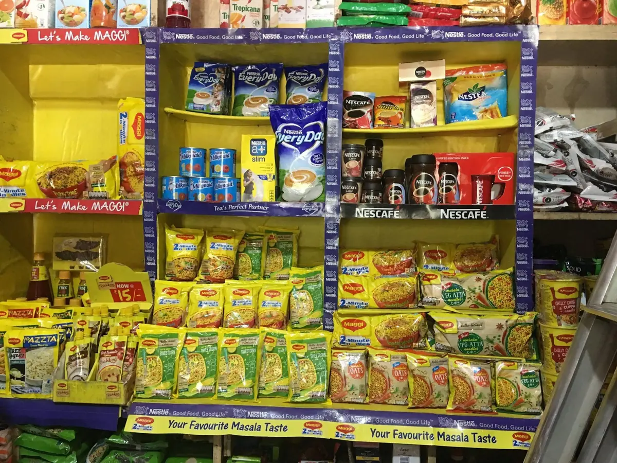 Vitrina de pequeña tienda con productos empacados